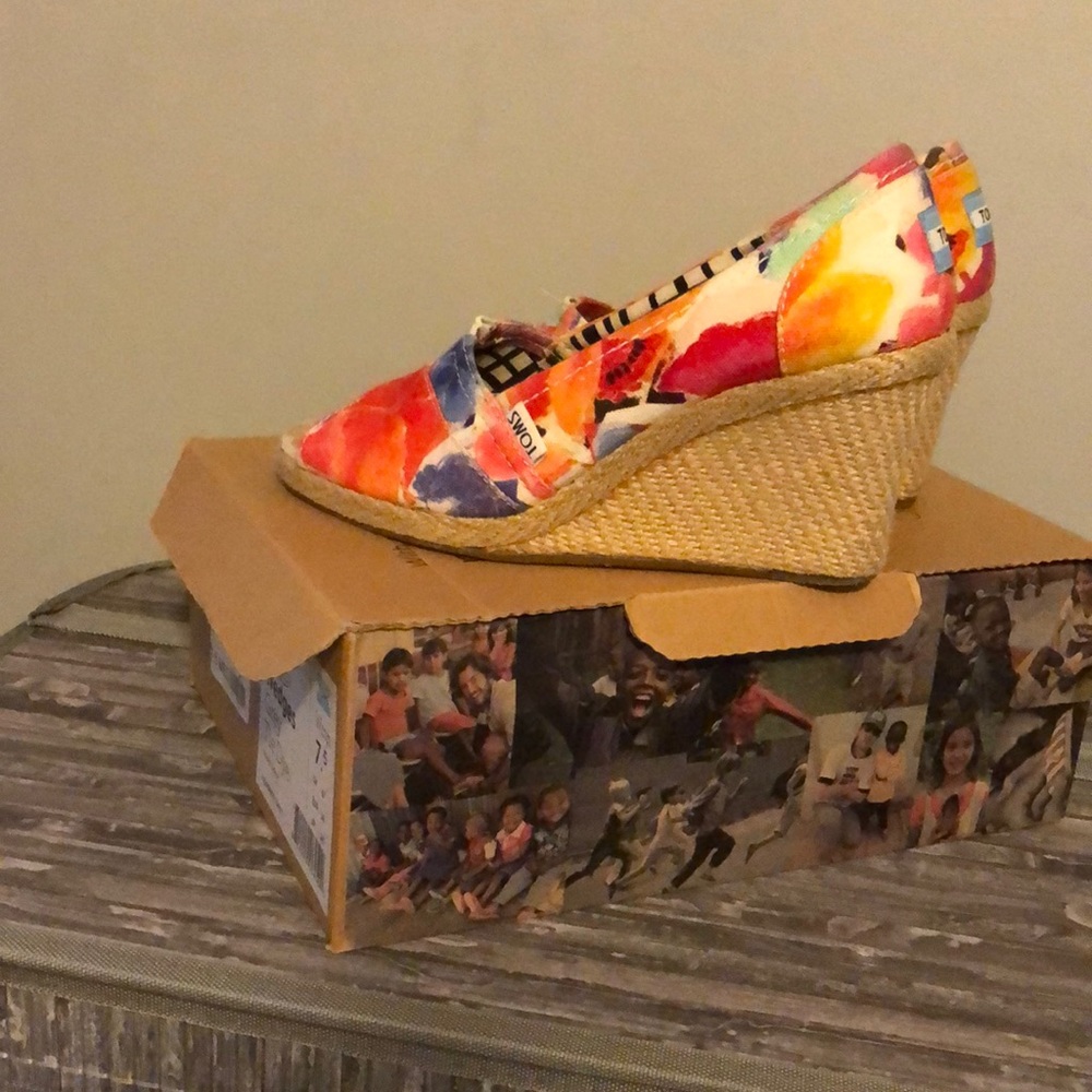 7.5 women’s Tom wedges